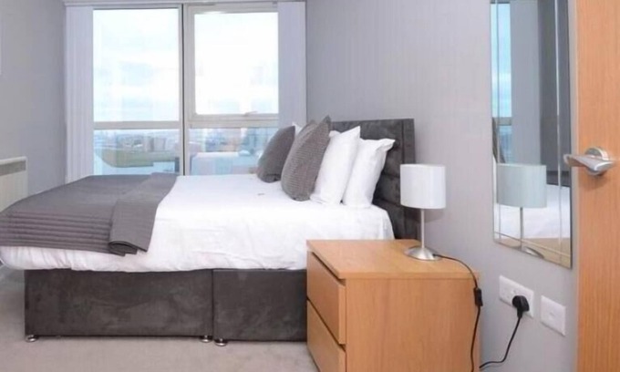 Cathedral Quarter Apartment | Harbour/Sea Views, Sleeps 5