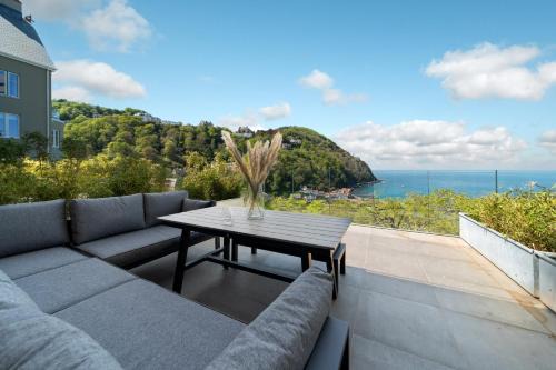 Lynmouth Apartment | Harbour Tide, Inviting 3 BR Apt, Large Terrace and Sea View, Parking