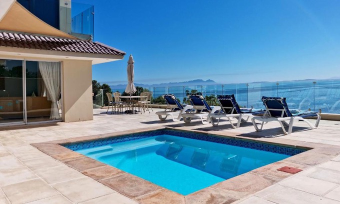 Mountainside Apartment | 'Harbour Views' - 2 bedroom, sleeps 4 with private pool and large veranda!