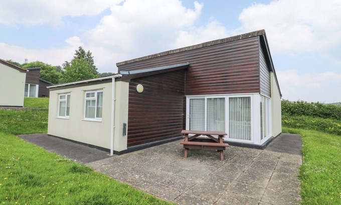 Heligan House | HARCOMBE HOUSE BUNGALOW 1, pet friendly, with pool in Chudleigh