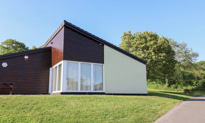 Heligan Cottage | HARCOMBE HOUSE BUNGALOW 3, pet friendly, with pool in Chudleigh