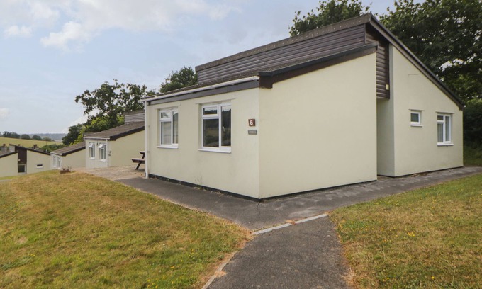 Heligan Cottage | HARCOMBE HOUSE BUNGALOW 6, family friendly, with pool in Chudleigh