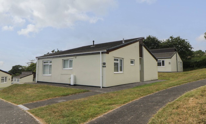 Heligan Cottage | HARCOMBE HOUSE BUNGALOW 7, family friendly, with pool in Chudleigh