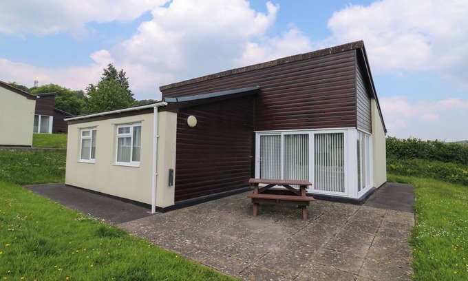 Heligan Cottage | HARCOMBE HOUSE BUNGALOW 11, family friendly, with pool in Chudleigh