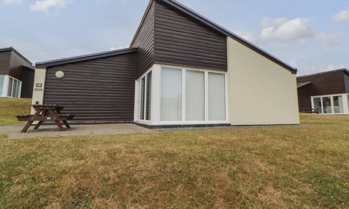 Heligan Cottage | HARCOMBE HOUSE BUNGALOW 12, family friendly, with pool in Chudleigh
