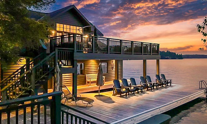 Muskoka Lakes Villa | Hard packed Sandy Beach, spacious 7 brdm 6 bath! Boathouse Sleeping & Sundeck!