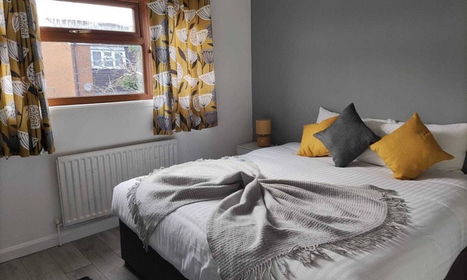 Banbury House | Hardwick House, stunning 4 bedroom house with gardenns