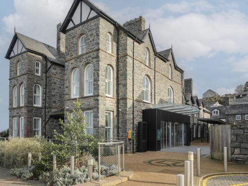 Harlech House | Harlech Apartments - Gwern