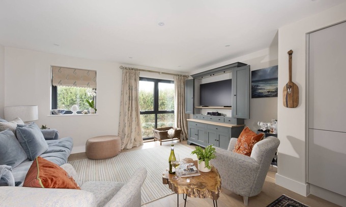Harlyn Cottage | Harlyn Folly, Apartment 6 - sleeps 4 guests in 2 bedrooms