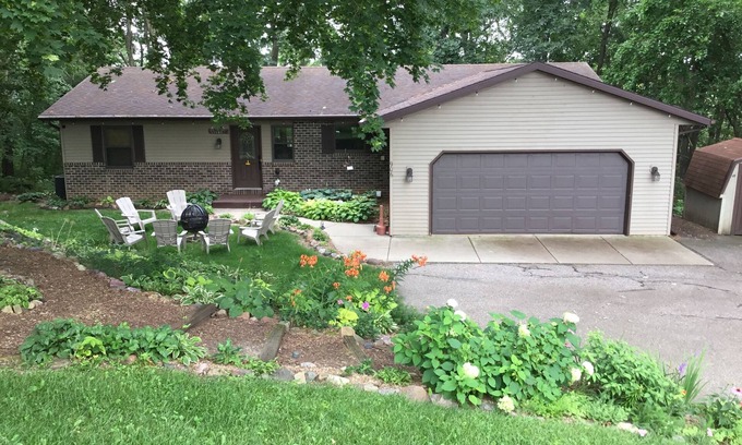 Baraboo House | Harmony House, spacious 5-bedrooms in downtown Baraboo near Devil's Lake Park