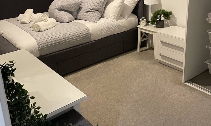 Harold Wood Apartment | Harold Wood Haven Next to Station Small Dogs OK