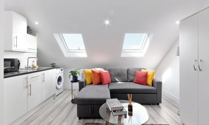 South Harrow Apartment | Harrow Haven Retreat - Modern City Apartment