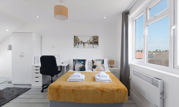 South Harrow Apartment | Harrow Haven Retreat - Modern City Apartment