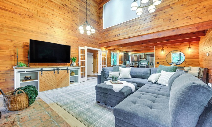Burley House | Harstine Island Home w/Hot Tub & Beach Access!