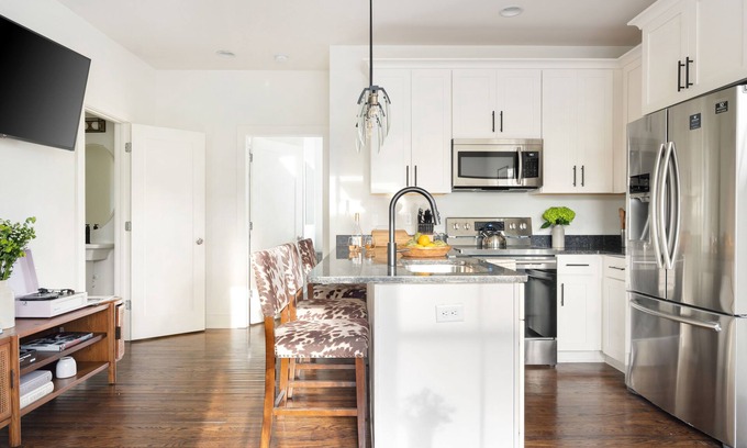 Chestnut Hill Apartment | Hart Suite 10 by AvantStay | Gorgeous Town House w/Modern Amenities!