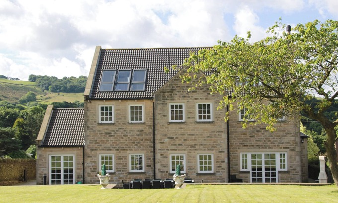 Millhouse Green Cottage | HARTCLIFFE VIEW, pet friendly, with hot tub in Millhouse Green
