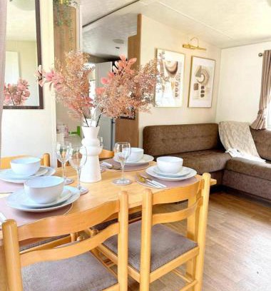 Harwich Apartment | Harwich - Caravan - Sleeps 10 - Garden - Pool