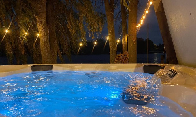 Hastings Cottage | Hastings Waterfront Paradise Family Friendly Cottage~ HOT HUB~SALT SYSTEM~
