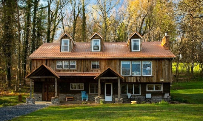 Bristol House | Hatch, 6bd/3ba, 2 kit, perfect for groups, 500ft of S. Holston River Frontage