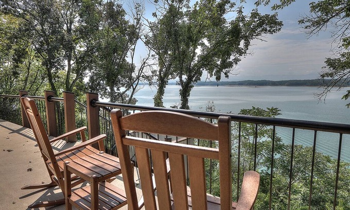 Dandridge House | Hatties Lake Retreat: Beautiful Lakeside Retreat in Dandridge Tennessee.