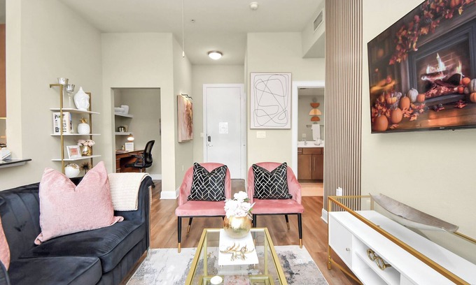 South Main Apartment | Haus of Blush. Near NRG. FREE Shuttle to TX Med Center