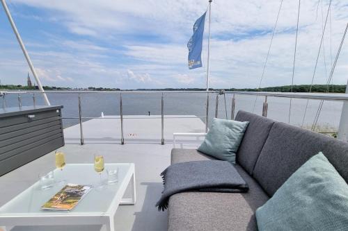 Schleswig Boat Rental | Hausboot Aava