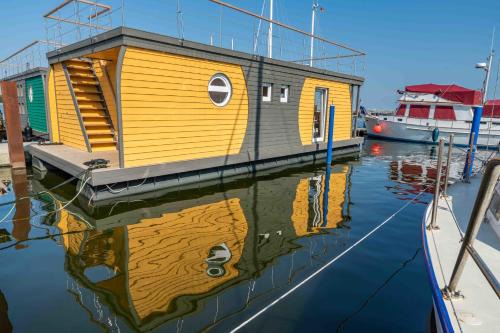 Barth House | Hausboot Arnica mit großem Sonnendeck und Wäschepaketen inklusive