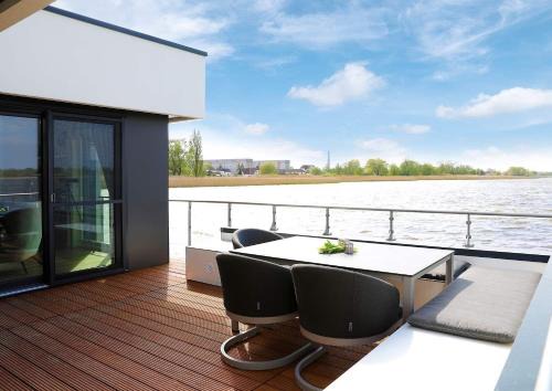 Ribnitz Boat Rental | Hausboot Bernstein Suite