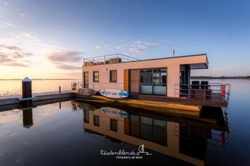 Ribnitz Boat Rental | Hausboot Dory