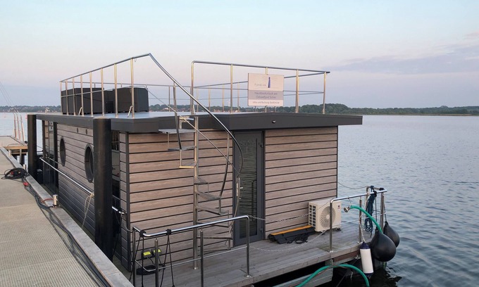 Schleswig Boat Rental | Hausboot Fjord Nordstern mit Dachterrasse in Schleswig