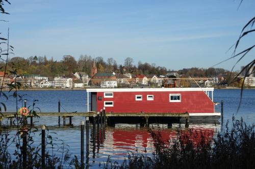 Schleswig Boat Rental | Hausboot Flying Dutchman mit Dachterrasse in Schleswig am Ostseefjord Schlei