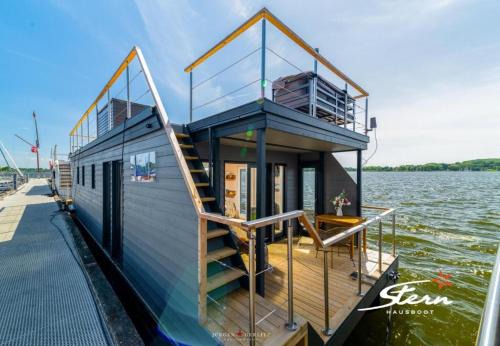 Schleswig Boat Rental | Hausboot Glücksmomente mit Dachterrasse in Schleswig am Ostseefjord Schlei