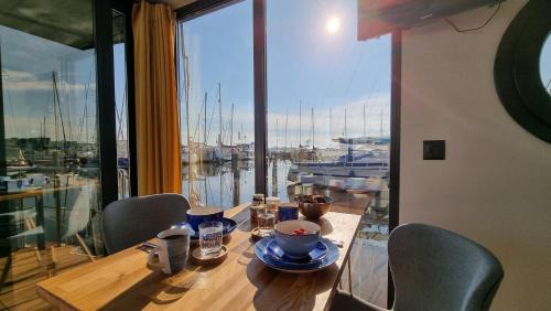 Schleswig Boat Rental | Hausboot Hilja