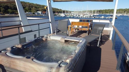 Vintijan Boat Rental | Hausboot Pula - Floating House Water Lily
