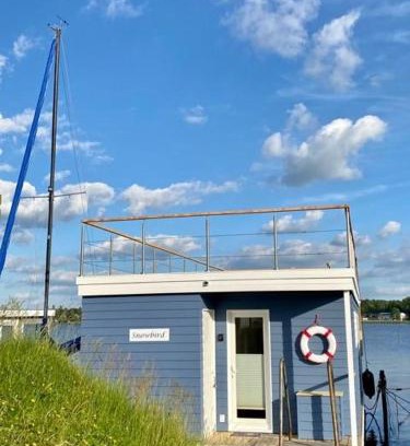 Luebeck Apartment | Hausboot "Snowbird"