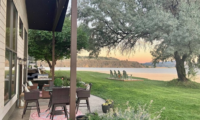 Helena House | Hauser Lake Waterfront-Direct access and amazing VIEWS