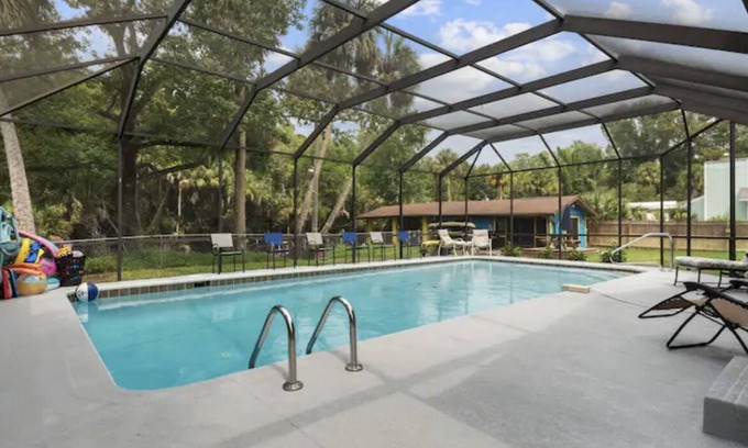Homosassa House | Have it all at this beautiful waterfront Homosassa home close to all amenities.