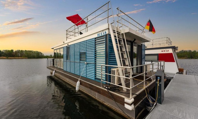 Oberhavel Boat Rental | Havel Houseboat Serenity