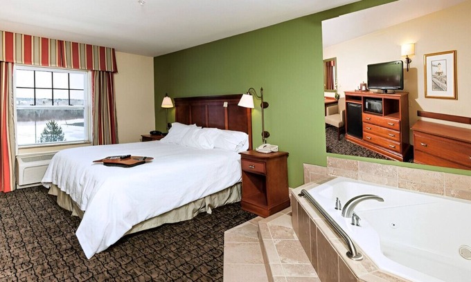 Thomaston House | Haven for a Lover's Getaway! Free Breakfast