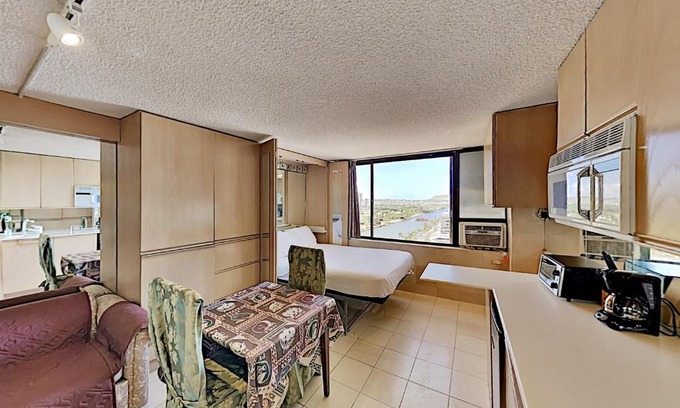 McCully - Moiliili Apartment | Hawaiian Monarch 1607 condo