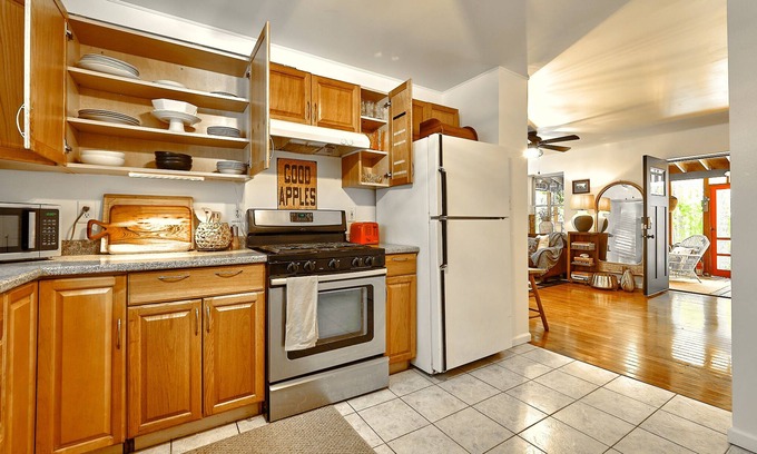 Pond Eddy Cottage | HAWK & BEAR – cozy cottage in nature with cowboy pool, 20+ mins to Bethel Woods.