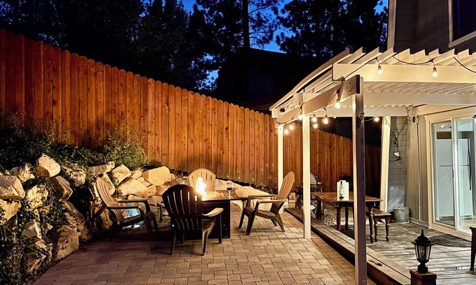 Moonridge House | Hawk Hill Cabin - Great Close to Slopes! Fenced Yard! Zipline!