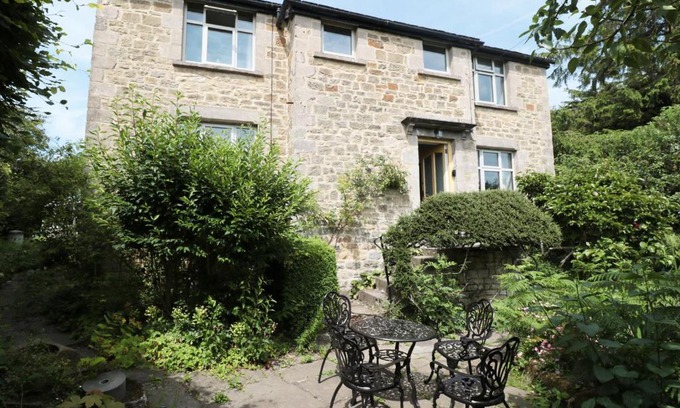 Baslow House | Hawkfield