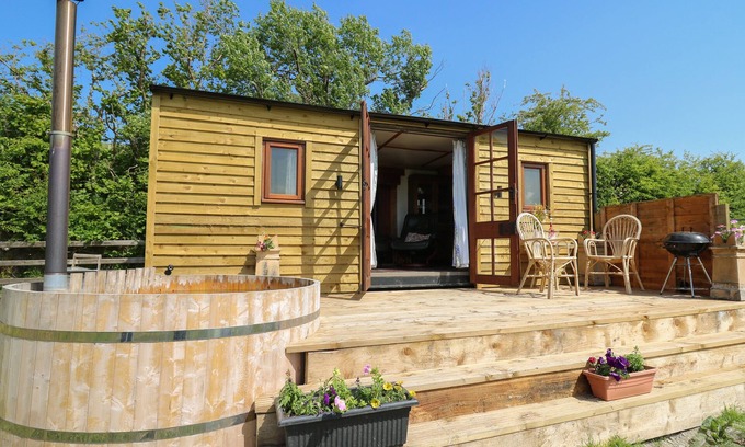 Llangurig Cottage | HAWTHORN HUT, pet friendly, with hot tub in Llangurig
