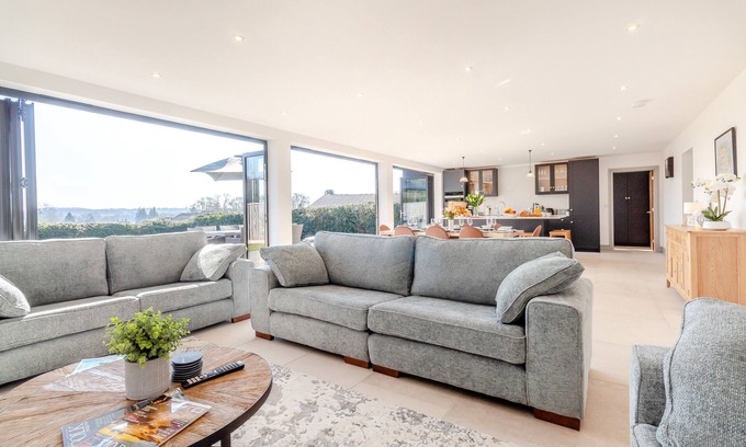 East Dereham House | Hay Hill House - Four Bedroom House, Sleeps 8