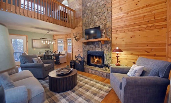 Blairsville Cabin | Hayden’s Hideaway - View, hot tub, game room, fun!