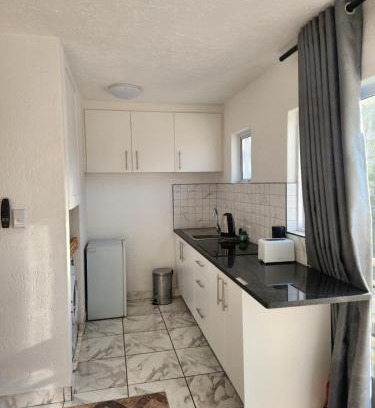 Sandown Apartment | Hayley's inn at village blues