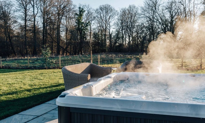 Henley House | Hayward House Hot Tub Large Garden - From 1100 Per Night