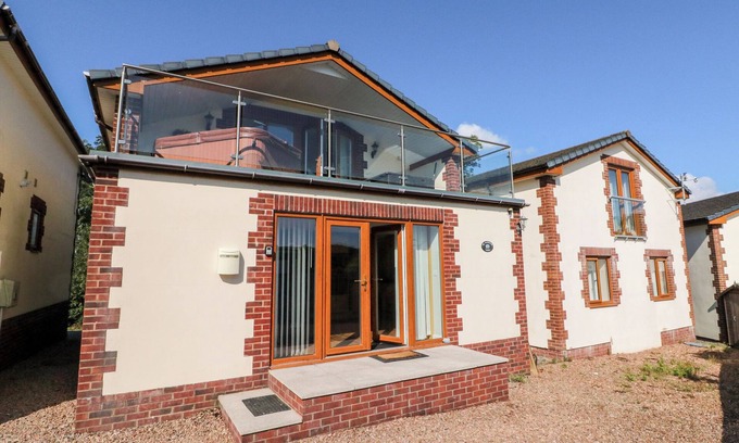 Umberleigh Cottage | HAZELWOOD LODGE, pet friendly, with pool in High Bickington