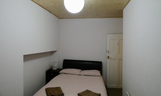 Abercwmboi House | HBH-Rose Room for Bike Park Wales & Brecons